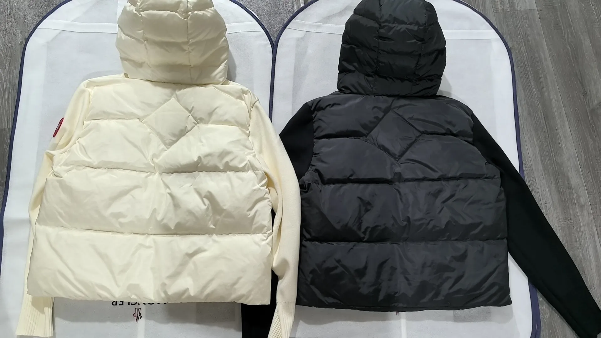 P820 ​​Big Goose 90 down knitted splicing stand collar Snow White 2nd generation down jacket Canada Goose Canada Goose 6507w HyBridge series FW24 windproof and waterproof splicing stand collar long sleeve wool short down jacket for women Knitted splicing thin down jacket! At this time of year, several sweaters with down are released. In fact, the evergreen style of sweaters and down is a basic style. It can be worn alone or layered, which will give it a more layered look!!! The front is down, and the back and two sleeves are made of wool blended fabrics. The soft and delicate knitted feel is not irritating at all! The texture is amazing, the velvet is large, delicate and stemless, and full of fluffiness! The filling is sufficient, and the thermal performance is second to none!!! It is windproof and warm, eliminating any possibility of velvet running. It feels silky and smooth, and the stiffness is also very good. The upper body will not look bloated, and the evergreen style with spliced ​​design! Color: Cotton straw white, black Size: S, M, L,